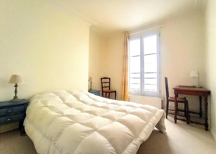 In Near Arc De Triomphe Paris