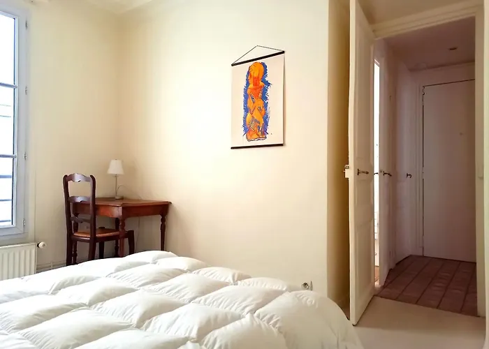 In Near Arc De Triomphe *