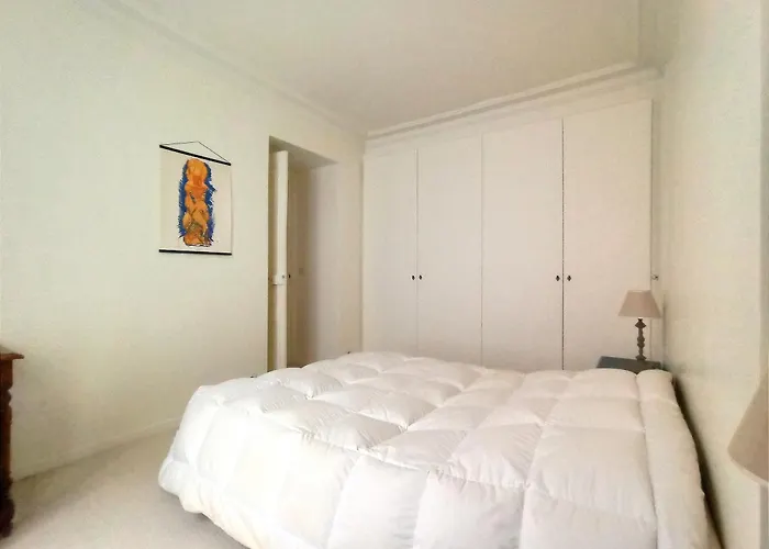 In Near Arc De Triomphe Apartment *